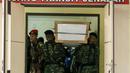 Petugas mengangkat  peti ke ruang transit jenazah yang dipersiapkan untuk korban helikopter TNI yang jatuh di RS Polri, Jakarta, Senin (21/3). Helikopter TNI AD mengalami kecelakaan saat akan mendarat di stadion Poso. (Liputan6.com/Yoppy Renato)
