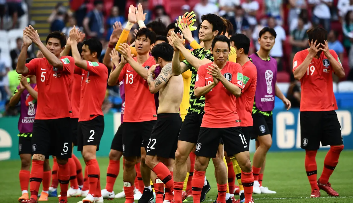Para pemain Korea Selatan merayakan kemenangan atas Jerman pada Piala Dunia 2018 di Kazan Arena, Rusia, (27/6/2018). Jerman takluk 0-2 dari Korea Selatan. (AFP/Jemel Samad)