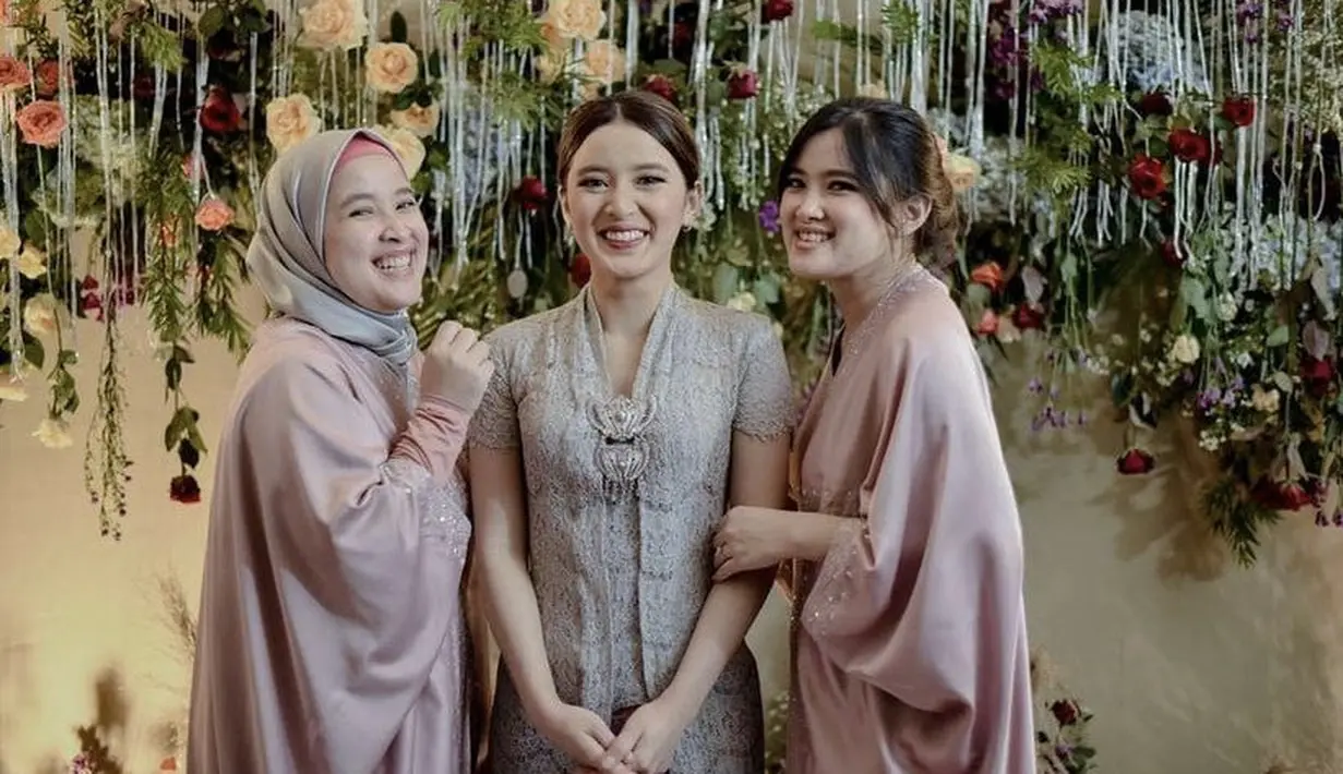 Di saat lamaran Rosiana, Sarifah pun setiap mendampingi mengenakan kaftan warna pink. Sedangkan Rosiana dengan kebaya brokat lengan pendek silver. @sarifahdewi