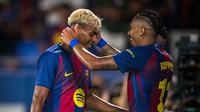 Selebrasi gol Lamine Yamal dan Raphinha&nbsp;pada laga pramusim antara Barcelona vs Como 1907 (Dok. @FCBarcelona)