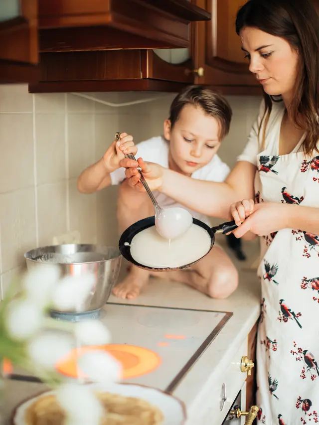 [Fimela] memasak bareng anak