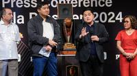 Ketua umum PSSI, Erick Thohir (dua dari kanan) dalam acara Konferens Pers Piala Presiden 2024 yang digelar di SCTV Tower, Jakarta, Senin (15/7/2024). (Bola.com/Bagaskara Lazuardi)