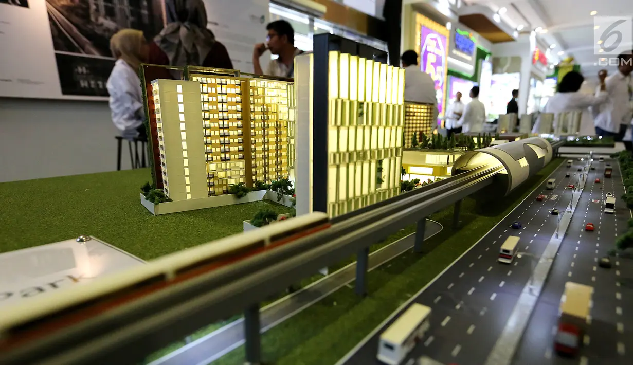 Maket plan tower apartemen yang terintegrasi dengan LRT pada pameran Indonesia Property Expo 2018 di JCC Jakarta, Senin (24/9). Perusahaan konstruksi BUMN ini menginvestasi Rp1,2 T untuk pembangunan LRT City Green Avenue. (Liputan6.com/Fery Pradolo)