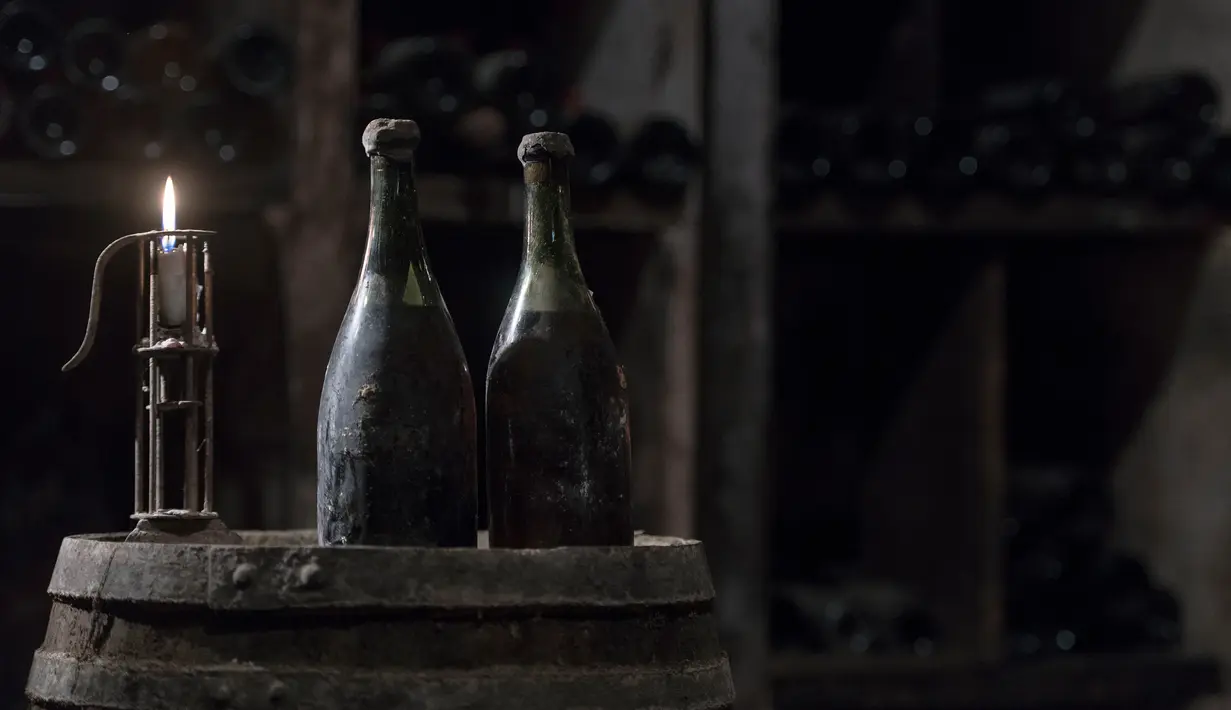 Dua botol anggur "Vin Jaune" tahun 1774 terlihat di Arbois, Perancis timur (22/5). Tiga botol anggur produksi tahun 1774 akan dijual pada 26 Mei 2018, selama lelang. (AFP Photo/Sebastian Bozon)