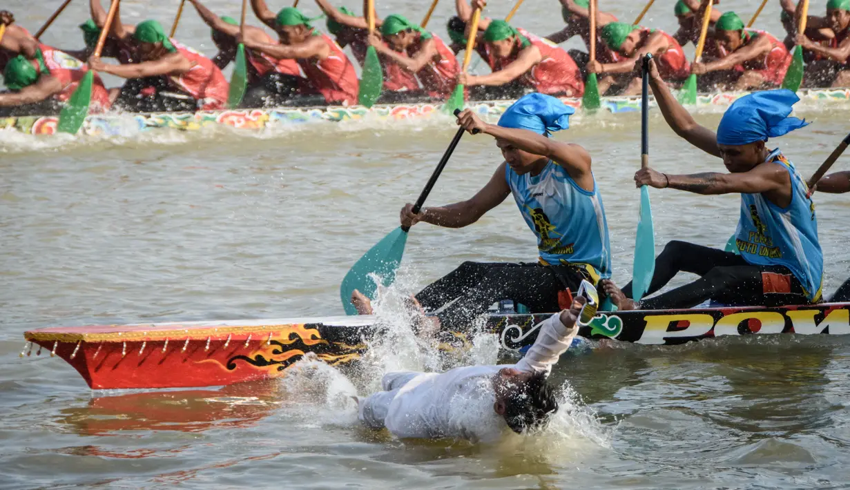 Tradisi tahunan ini tidak hanya menghadirkan perlombaan dayung yang menegangkan, tetapi juga memperlihatkan kekayaan budaya dan kearifan lokal masyarakat Kuantan Singingi (Kuansing) yang diwariskan turun-temurun. (Wahyudi/AFP)