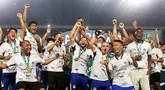 Les joueurs de Yogyakarta PSIM ont célébré le vainqueur du Peabue League 2 2024/2025 après avoir battu le Bhayangkara FC lors du dernier match qui a eu lieu au stade Manahan, en solo, Central Java, mercredi (26/02/2025). (Bola.com/abdul aziz)
