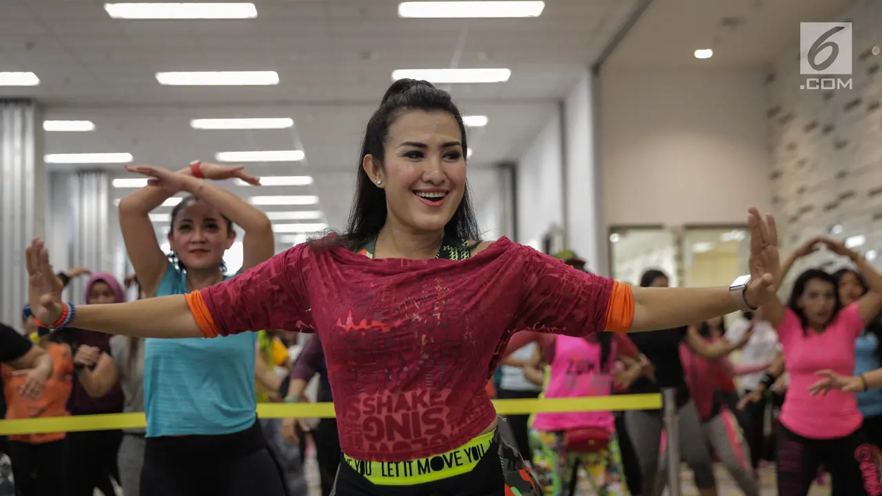 Seksinya Liza Natalia saat menjadi Istruktur Zumba