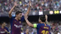 Gelandang Barcelona, Sergi Roberto, merayakan gol yang dicetak Lionel Messi ke gawang PSV Eindhoven pada laga Liga Champions di Stadion Camp Nou, Barcelona, Selasa (18/9/2018). Barcelona menang 4-0 atas PSV. (AFP/Josep Lago)
