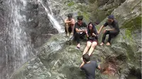 Pengunjung jatuh dari air terjun Lombongo, Bone Bolango. (Liputan6.com/ Aldiansyah Mochammad Fachrurrozy)