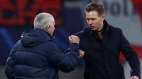 Pelatih Tottenham Hotspur, Jose Mourinho dan pelatih RB Leipzig Julian Nagelsmann melakukan "Elbow bump" diakibatkan mewabahnya virus corona usai pertandingan leg kedua babak 16 besar Liga Champions di Red Bull Arena, Jerman (10/3/2020). (AFP/Ronny Hartmann)
