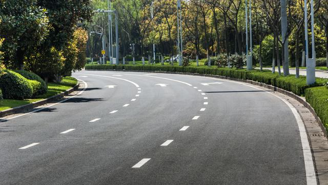 Ilustrasi jalan raya, marka jalan, garis putus-putus, contraflow