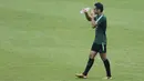 Pemain Timnas Indonesia U-22, Samuel Christianson, membasahi wajahnya usai latihan di Stadion Madya Senayan, Jakarta, Kamis (24/1). Latihan ini merupakan persiapan jelang Piala AFF U-22. (Bola.com/Yoppy Renato)