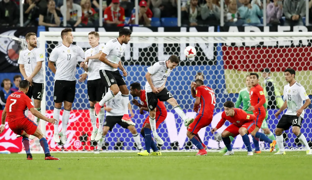 Striker Cile, Alexis Sanchez, melepaskan tendangan bebas pada laga final Piala Konfederasi 2017 di Stadion Saint Petersburg, Rusia, Minggu (3/7/2017). Jerman menang 1-0 atas Cile. (EPA/Yuri Kochetkov)