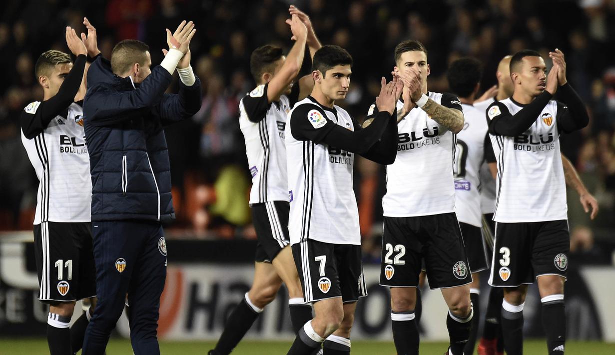 Para pemain Valencia menyapa suporter usai menahan imbang Barcelona pada laga La Liga Spanyol di Stadion Mestalla, Valencia, Minggu (26/11/2017). Kedua klub bermain imbang 1-1. (AFP/Jose Jordan)