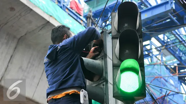 20160517- Cegah Kecelakaan, Dishub Perbaiki Traffic Light yang Rusak-Jakarta- Yoppy Renato
