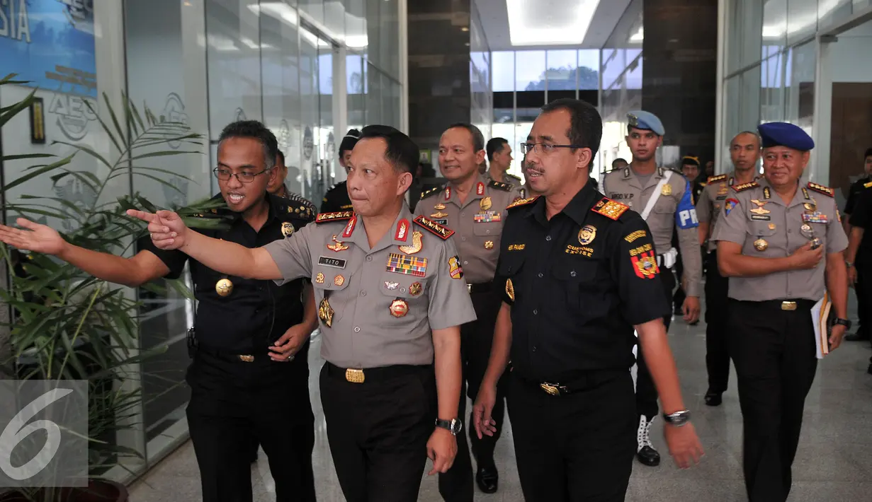 Kapolri Jenderal Polisi Tito Karnavian (tengah) didampingi Dirjen Bea dan Cukai Heru Pambudi (kanan) tiba sebelum menggelar rapat koordinasi di Jakarta, Selasa (2/8). Liputan6.com/Johan Tallo)