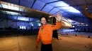 Pilot pesawat Solar Impulse 2 asal swiss Bertrand Piccard melambaikan tangan kepada wartawan di bandara Ahmedabad, India, Rabu (11/3/2015). Pesawat buatan Swiss tersebut mendarat setelah menempuh perjalanan selama 15 jam.  (Reuters/Amit Dave)