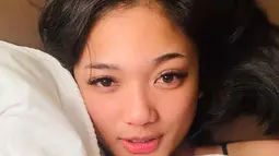Marion kerap tampil tanpa makeup namun tetap menonjolkan kecantikannya yang natural. (Liputan6.com/IG/@lalamarionmj)