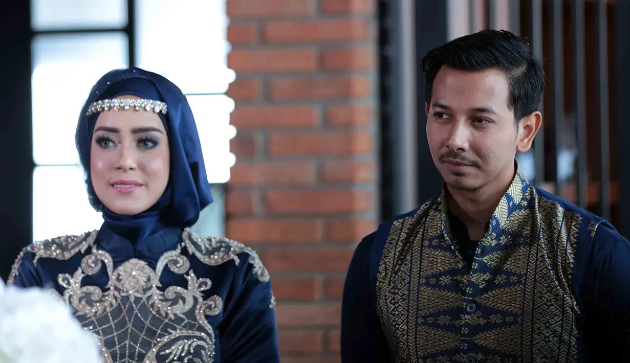 Setelah beberapa bulan menjalin kasih, Fairuz A Rafiq resmi dilamar oleh Sonny Septian. Lamaran bergaya ala India dilaksanakan di sebuah restoran di kawasan Thamrin Jakarta Pusat 2 Maret silam. (Deki Prayoga/Bintang.com)