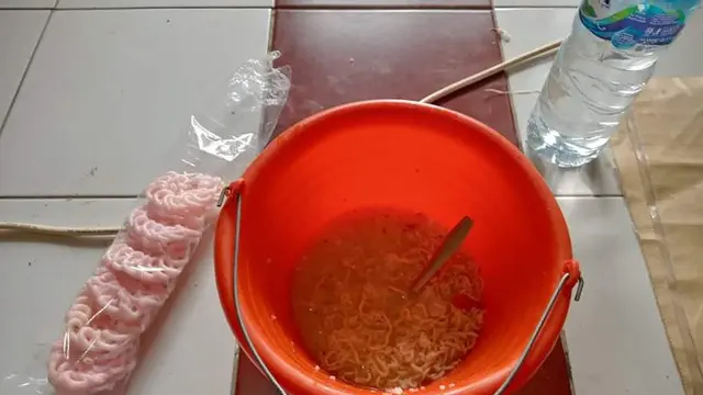 Tak Pakai Piring, 6 Wadah Tempat Makan Kuli Bangunan Ini Anti-mainstream