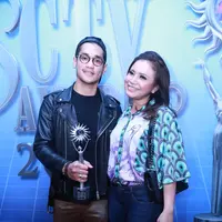 Afgansyah Reza menang sebagai Penyanyi Paling Ngetop di SCTV Awards 2016. Tak hadir di malam penganugerahan tersebut, Rossa pun yang mewakili untuk pengambilan piala. (Adrian Putra/Bintang.com)