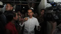 Mengenakan kemeja putih, Jokowi menyusuri sempat menyapa warga yang tengah berdagang di Pasar Lokbin Koja, Jakarta, (23/9/14). (Liputan6.com/Herman Zakharia)
