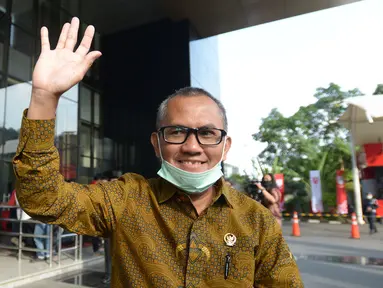 Ketua Komisi Yudisial (KY), Jaja Ahmad Jayus melambaikan tangan usai pertemuan dengan pimpinan KPK di Gedung KPK, Jakarta, Jumat (3/7/2020). Pertemuan yang berlangsung tertutup itu untuk membahas pertukaran data terkait hakim bersama pimpinan lembaga antirasuah tersebut. (merdeka.com/Imam Buhori)