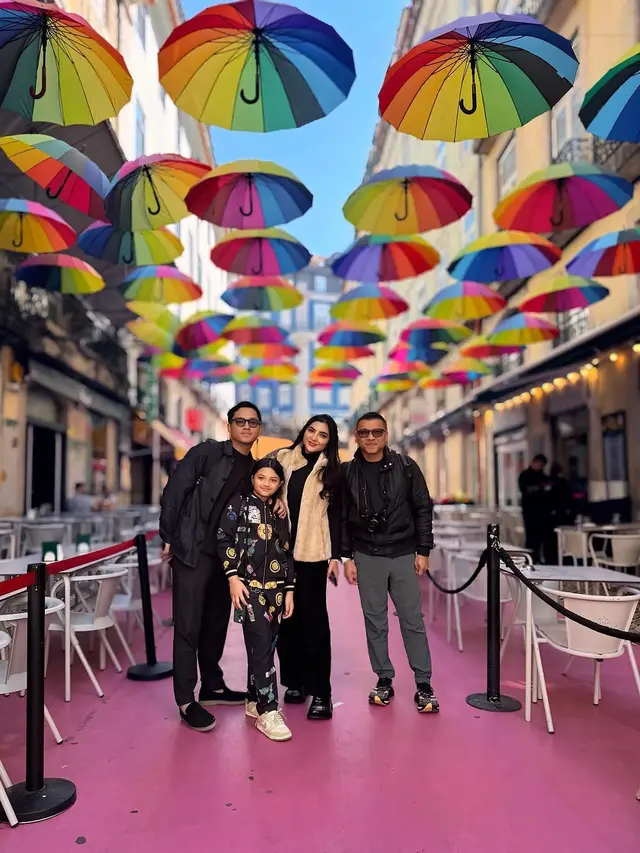 6 Potret Anang-Ashanty Liburan Lebaran di Portugal, Bertemu Keluarga Sarah Menzel