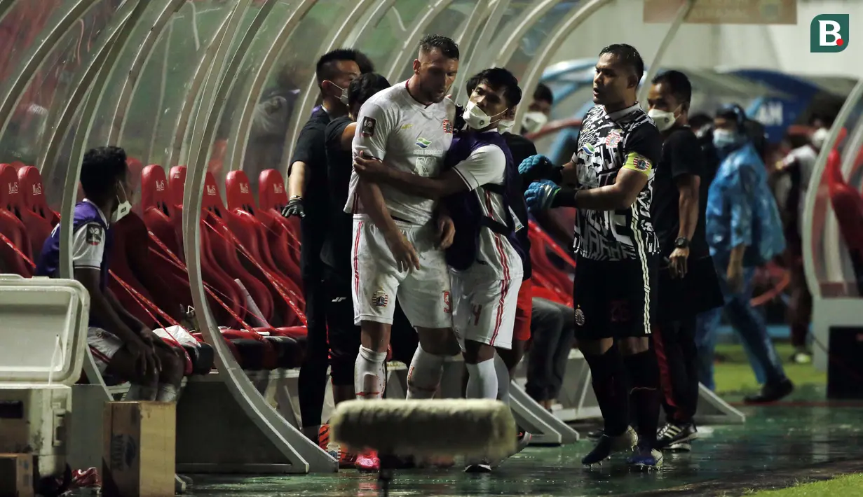 Usai peluit panjang dibunyikan, Andritany yang melihat kejadian tersebut sontak lari dari gawang dan langsung menghampiri Marko Simic yang sedang dilerai oleh rekan satu timnya. (Foto: Bola.com/Ikhwan Yanuar)