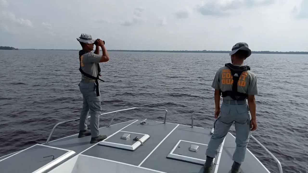 Satu orang korban tenggelamnya Kapal Evelyn Calisca 01 masih dicari. Bakamla RI melakukan penyisiran di lokasi sekitar kecelakaan dengan pencarian terpusat di Perairan Sungai Tawar, Kabupaten Indragiri Hilir, Riau, Jumat (28/4/2023).