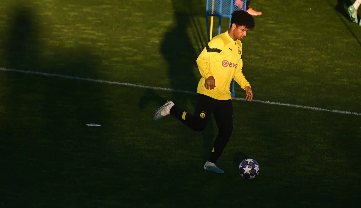 Pemain depan Borussia Dortmund Karim Adeyemi mengambil bagian dalam sesi latihan menjelang menghadapi Chelsea pada Liga Champion, di Dortmund, Jerman, Selasa (14/2/2023). Chelsea dan Borussia Dortmund akan terlibat dalam pertarungan sengit di babak 16 besar Liga Champions. (Ina FASSBENDER / AFP )