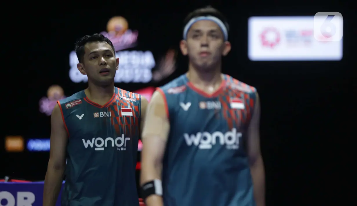Ganda putra Indonesia Fajar Alfian/Muhammad Rian Ardianto usai bertanding di babak semifinal Kapal Api Indonesia Open 2025 melawan Kim Won Ho/Seo Seung Jae (Korea Selatan) di Istora Gelora Bung Karno, Senayan, Jakarta, Sabtu (7/6/2025). (Liputan6.com/Helmi Fithriansyah)