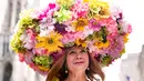 Peserta mengambil bagian dalam Parade Paskah tahunan dan Festival Bonnet di New York, Amerika Serikat, Minggu (21/4). Orang-orang turun ke jalan dengan mengenakan kostum unik berpadu topi elegan yang pantas untuk menghadiri misa di Katedral St. Patrick dan gereja-gereja di dekatnya. (AP/Jeenah Moon)
