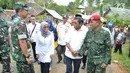 Menteri Sosial Idrus Marham bersalaman dengan Mayor Inf Usman saat mendatangi lokasi terdampak gempa yang mengguncang sejumlah wilayah Jawa Barat dan Banten di Desa Citalahap, Kabupaten Lebak, Bogor (23/1). (LIputan6.com/Pool/Kopassus)