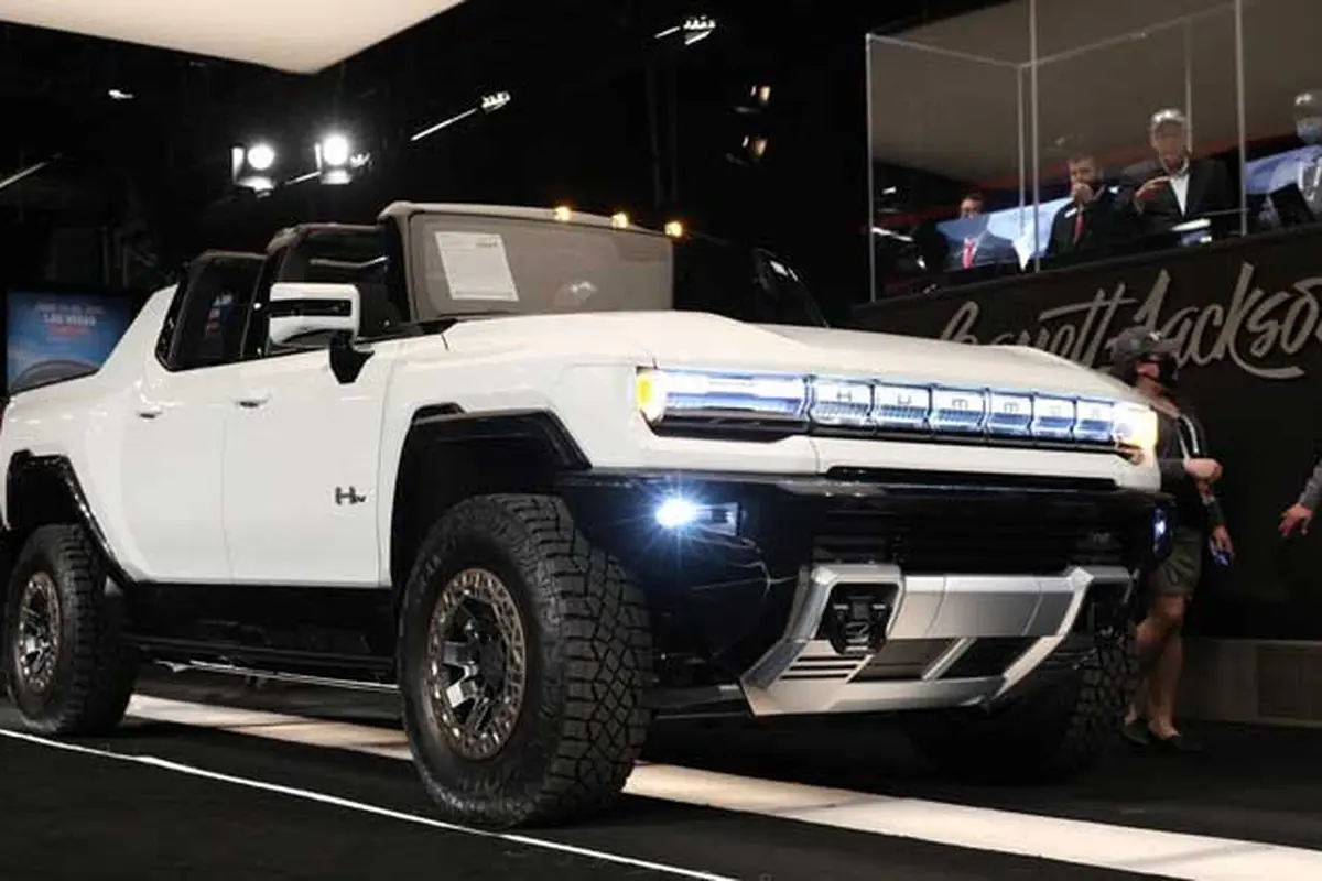 GMC Hummer EV dengan nomor rangka 001 dilelang dengan harga fantastis (motorautohority)