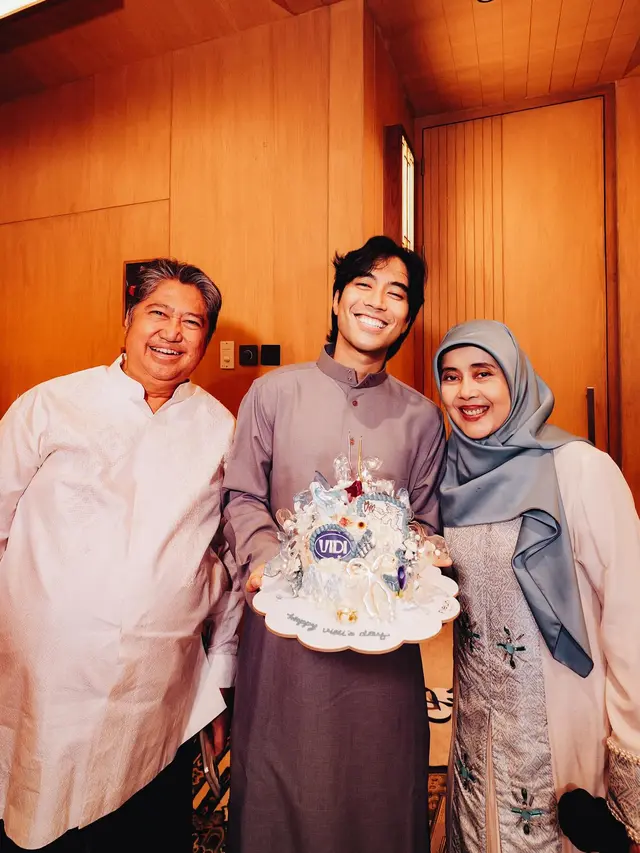 7 Momen Ultah Vidi Aldiano yang Paling Religi, Luwes Pakai Gamis