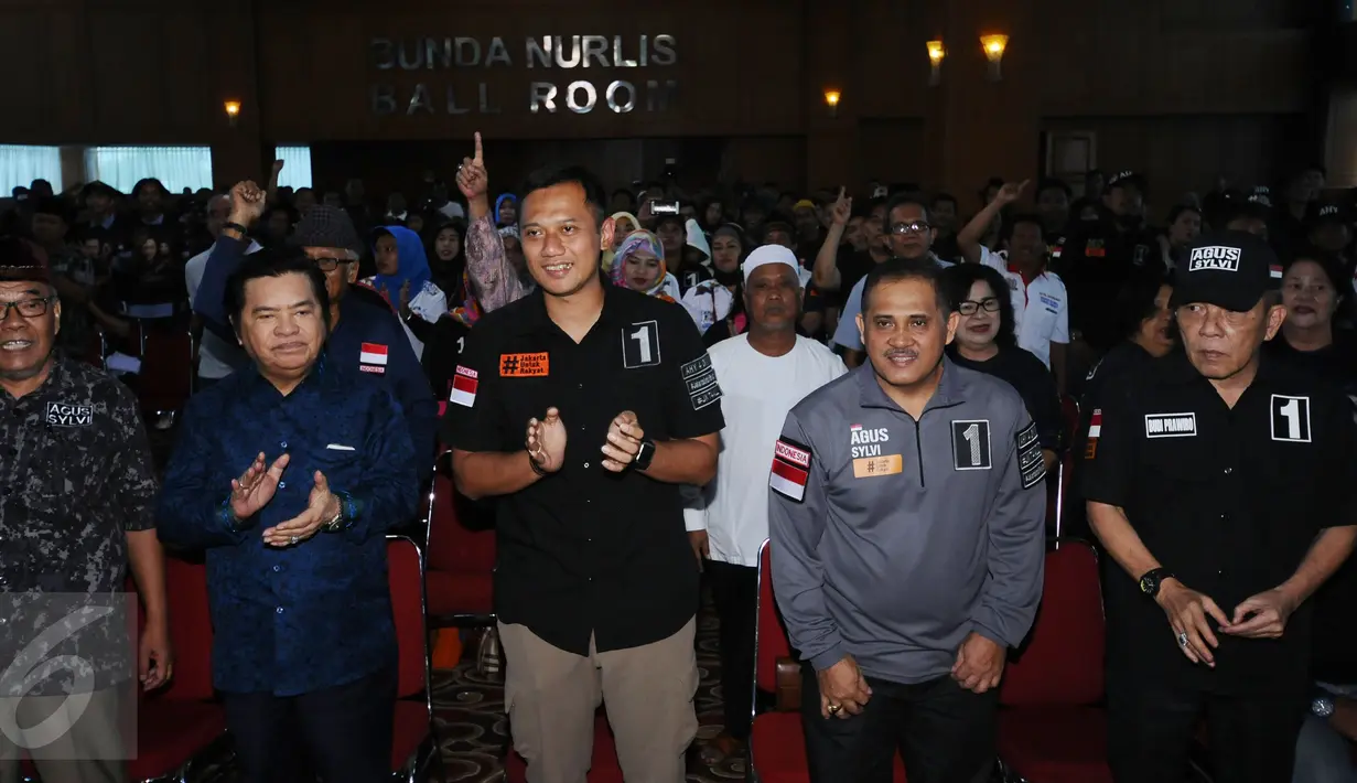 : Cagub DKI Jakarta, AgusHarimurtiYudhoyono (AHY-keduakiri) bersamatokohkoalisitujuhpartai non parlemen di Jakarta, Sabtu (28/1). Selainbertatapmuka, AHY jugamemaparkanvisimisinya. (Liputan6.com/HelmiFithriansyah)