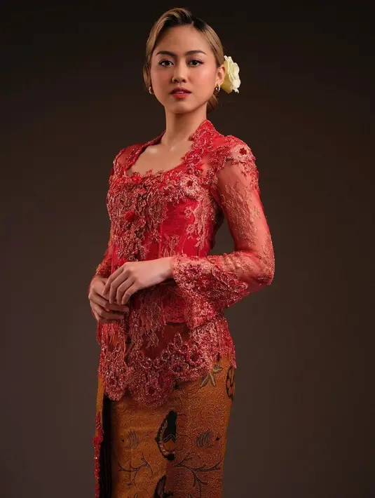 Penampilan Sisca JKT48 saat memakai kebaya ini pun kerap jadi sorotan. Dirinya juga terlihat anggun dalam balutan kebaya berwarna merah lengkap dengan kain batik. (Liputan6.com/IG/@jkt48sisca)