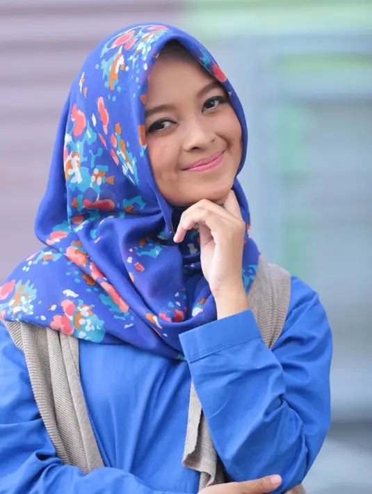 Banyak yang merasa malu tampil dihadapan banyak orang. Neneng peserta asal Garut mengakui awal kemunculannya sosok pemalu. Kini, saat di atas panggung yang telah melahirkan banyak komika itu ia tampil lebih percaya diri. (Adrian Putra/Bintang.com)