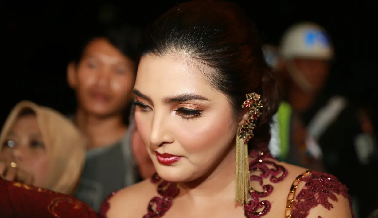 "Lumayan 2,5 jam antre. Ini pertama kali aku ke nikahan sengantre ini. Tapi bahagia. Karena tadinya kan ke pelaminan gak boleh bawa HP, harus ditaruh. Aduh 2 jam antre gak bisa foto,” ujar Ashanty. (Adrian Putra/Bintang.com)