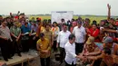 Kehadiran Jokowi disambut antusias warga untuk dapat melihat langsung dan menyalami Presiden ke-7 RI di Kabupaten Pinrang, Sulawesi Selatan, Rabu (5/11/2014). (Rumgapres/Agus Suparto) 