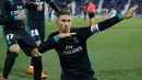 Pemain Real Madrid Sergio Ramos berselebrasi usai mencetak gol ke gawang Leganes pada partai tunda pekan ke-16 La Liga Spanyol di Estadio Municipal de Butarque, Rabu (21/2). Real Madrid menang 3-1 atas Leganes meski sempat ketinggalan. (AP/Francisco Seco)