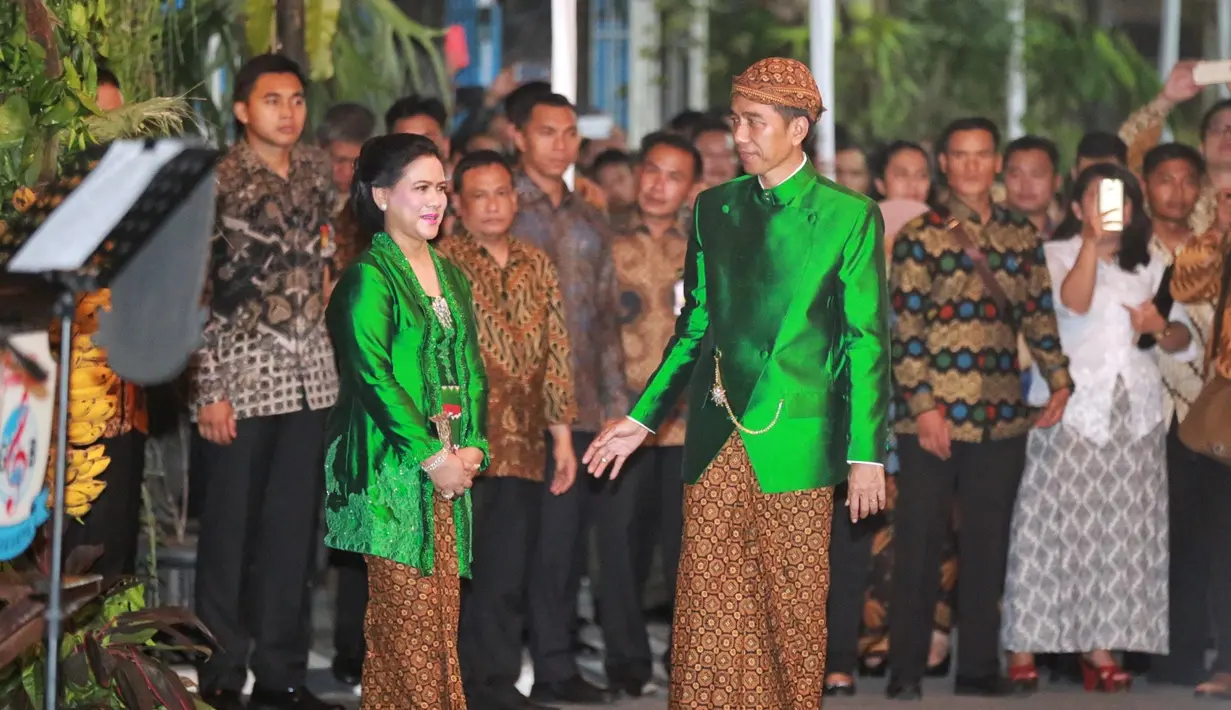 Dengan mas kawin seberat 80 gram, Bobby Nasution kini  sudah resmi menikahi Kahiyang Ayu. Setelah keduanya dinyatakan resmi menikah, doa pun dipanjatkan oleh semua hadirin yang hadir menyaksikan akad nikah tersebut. (Adrian Putra/Bintang.com)