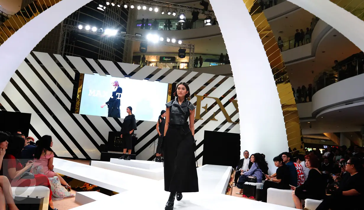 Sejumlah model membawakan busana koleksi Max Tan saat penutup Fashion Nation Tenth Edition (FNX) di Senayan City, Jakarta, Sabtu (23/4). Nuansa gloomy dengan warna serba hitam dimunculkan Max Tan dalam koleksinya. (Liputan6.com/Angga Yuniar)