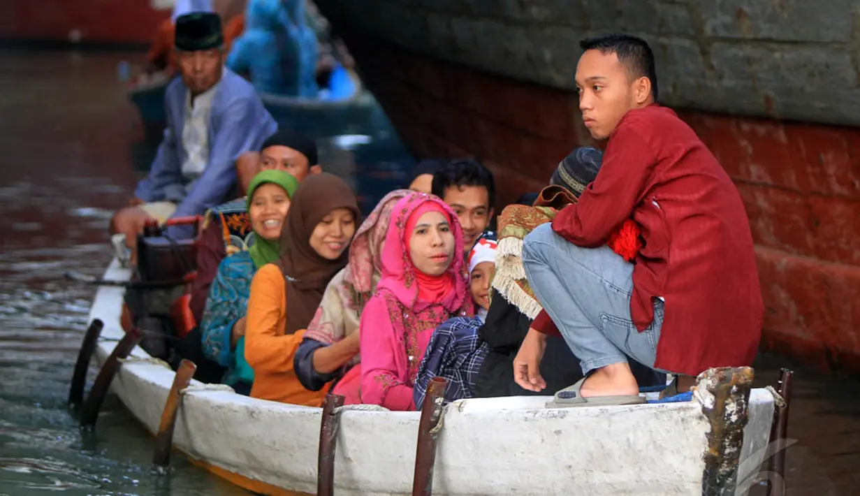 Sejumlah warga menggunakan perahu sampan utuk melaksanakan salat Idul Fitridi Pelabuhan Sunda Kelapa, Jakarta, Senin (28/7/14). (Liputan6.com/Miftahul Hayat)