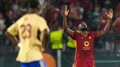 Pemain AS Roma Romelu Lukaku melakukan selebrasi usai mencetak gol ke gawang Servette pada pertandingan sepak bola Liga Europa di Stadion Olimpiade Roma, Italia, Kamis (5/10/2023. AS Roma menang 4-0 atas Servette. (AP Photo/Alessandra Tarantino)