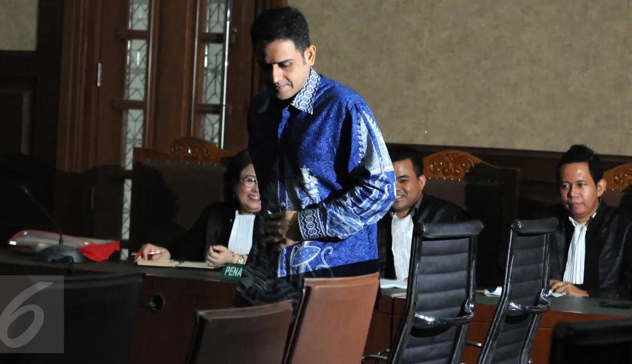 Mantan Bendahara Umum Partai Demokrat M Nazaruddin menjalani sidang perkara dugaan TPPU APBN 2010 di Pengadilan Tipikor, Jakarta, Rabu (23/3). Sidang menghadirkan mantan Ketum Partai Demokrat Anas Urbaningrum sebagai saksi. (Liputan6.com/Helmi Afandi)