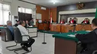 Mantan Sekda Dumai Muhammad Nasir mendengarkan dakwaan dari jaksa KPK di Pengadilan Negeri Pekanbaru. (Liputan6.com/M Syukur)