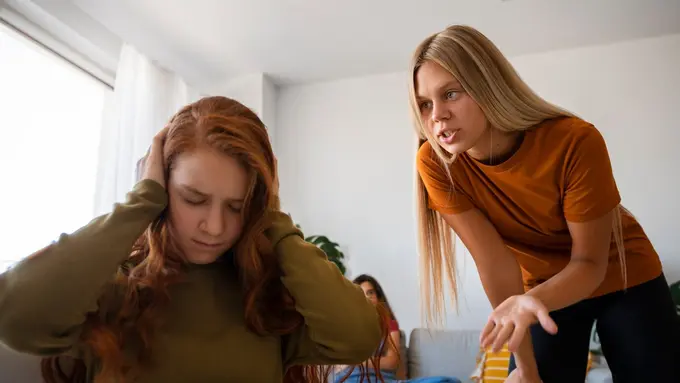 Kenali 5 Sikap Teman Toxic yang Bisa Menghancurkan Mentalmu - cover