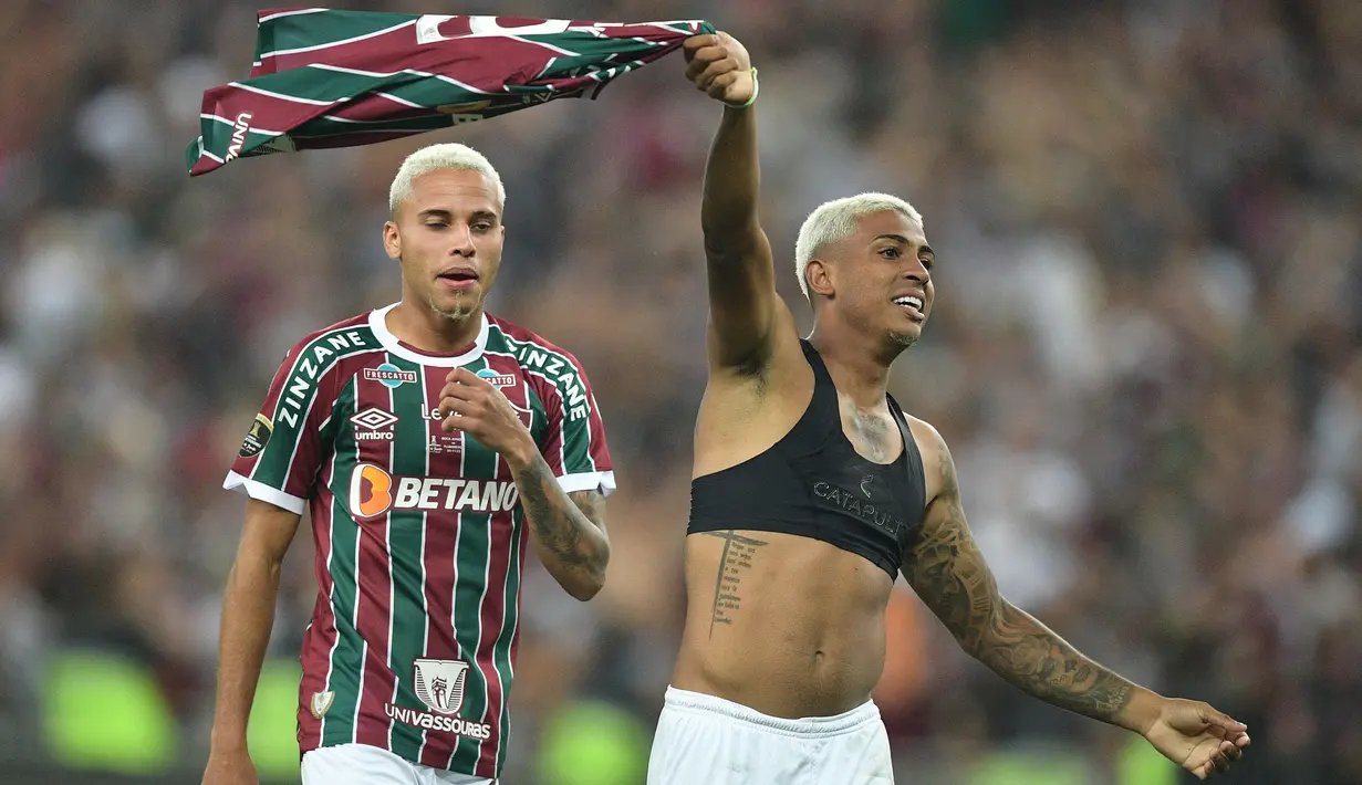 Pemain Fluminense, John Kennedy (kanan) merayakan kemenangan atas Boca Juniors pada final Copa Libertadores yang berlangsung di Maracana Stadium , Rio de Janeiro, Brasil, 5 November 2023 WIB. (AFP/Carl De Souza)